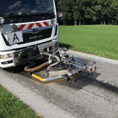 Ölspurhexe bei der Beseitigung von Ölspuren