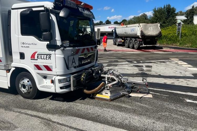 Ölspurhexe bei der Beseitigung von Ölspuren